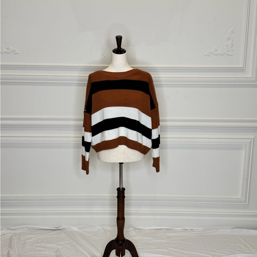 SHEIN Brown and White Crew Neck Sweater with Ribbed Texture
